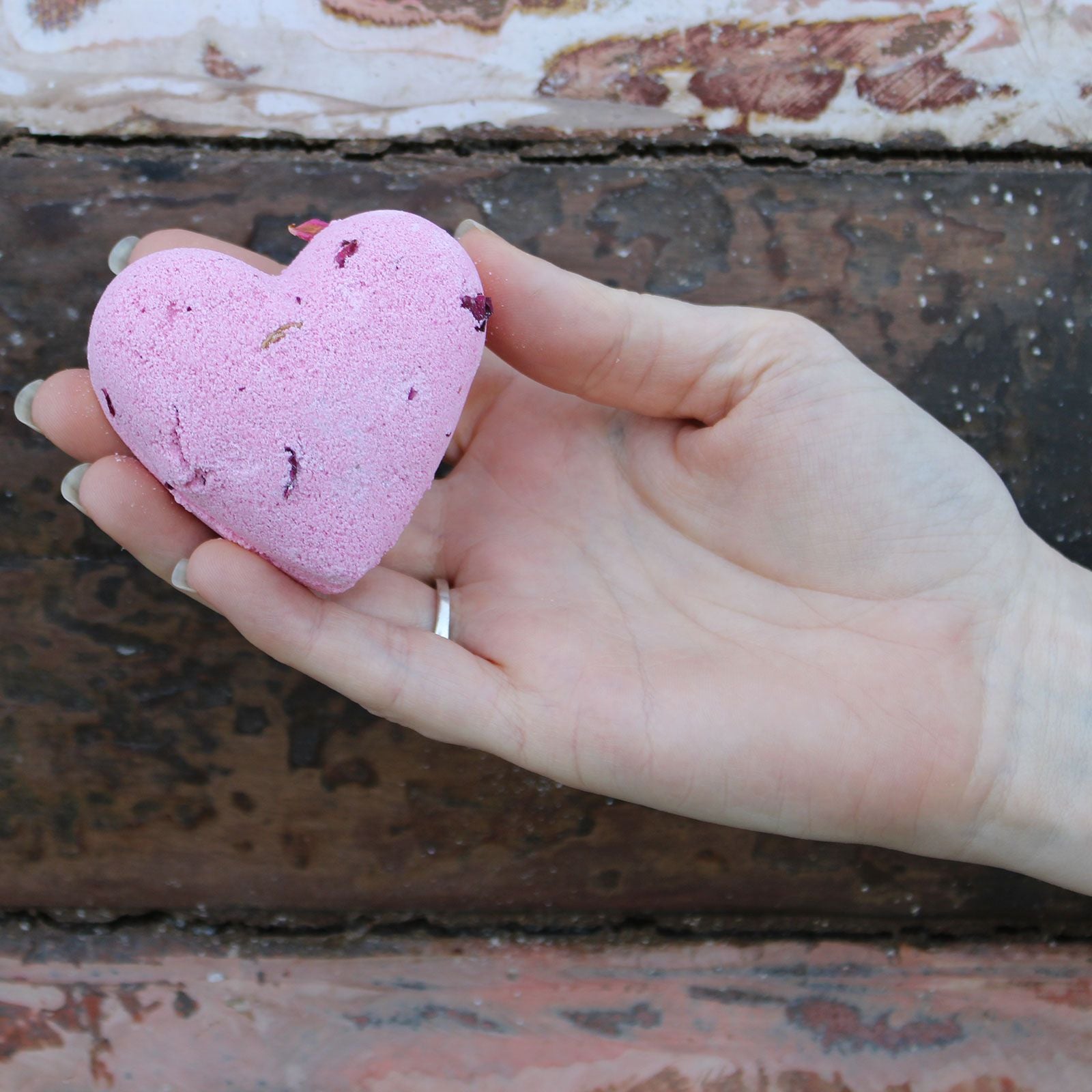 Love Heart Bath Bomb 70g - Ylang & Rose